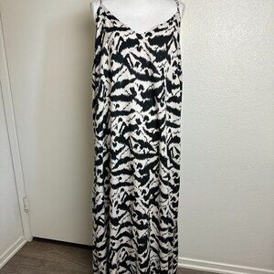 Maxi Sun Dress Size 3X  100% Rayon Straps are adjustable Black & White